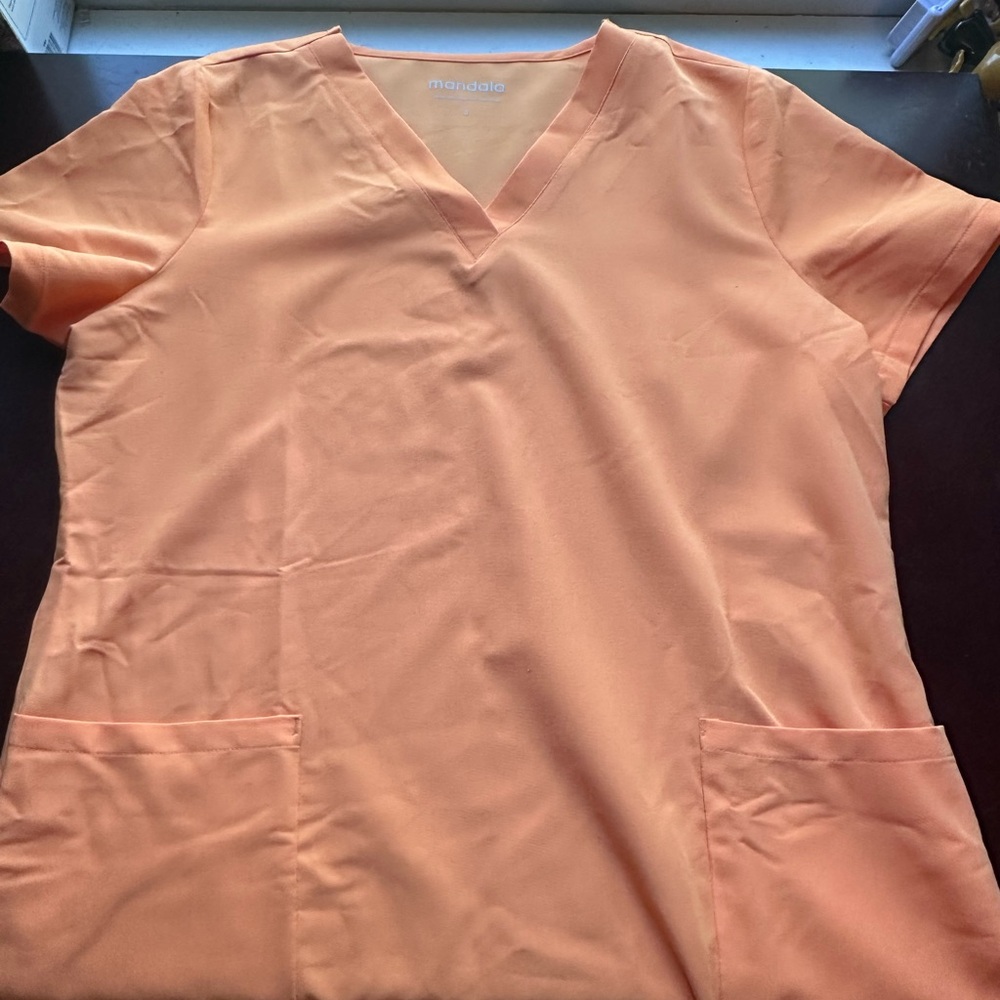 Size small mandala 6 pocket top in cantaloupe